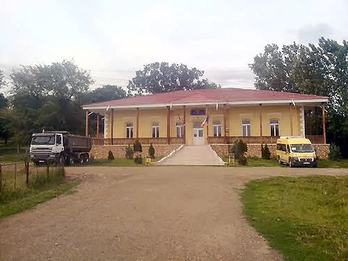 Conacul Roznovanu-Kogălniceanu de la Știubieni: O Istorie între Glorie și Decădere