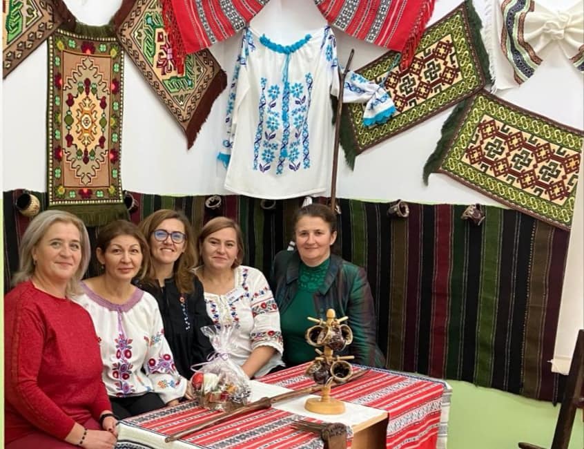 Magie și creativitate la Dersca: Împreună cu sprijinul Asociației Conexiuni pentru comunitate, copiii cu dizabilități și părinții lor au participat la activități pline de culoare și emoție. Magie și creativitate la Dersca: Împreună cu sprijinul Asociației Conexiuni pentru comunitate, copiii cu dizabilități și părinții lor au participat la activități pline de culoare și emoție.