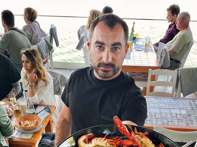 Paul Nicolau (Pescobar) - Antreprenorul Atipic care a Revoluționat Industria HoReCa cu Racii și a Cucerit Online-ul Paul Nicolau (Pescobar) - Antreprenorul Atipic care a Revoluționat Industria HoReCa cu Racii și a Cucerit Online-ul