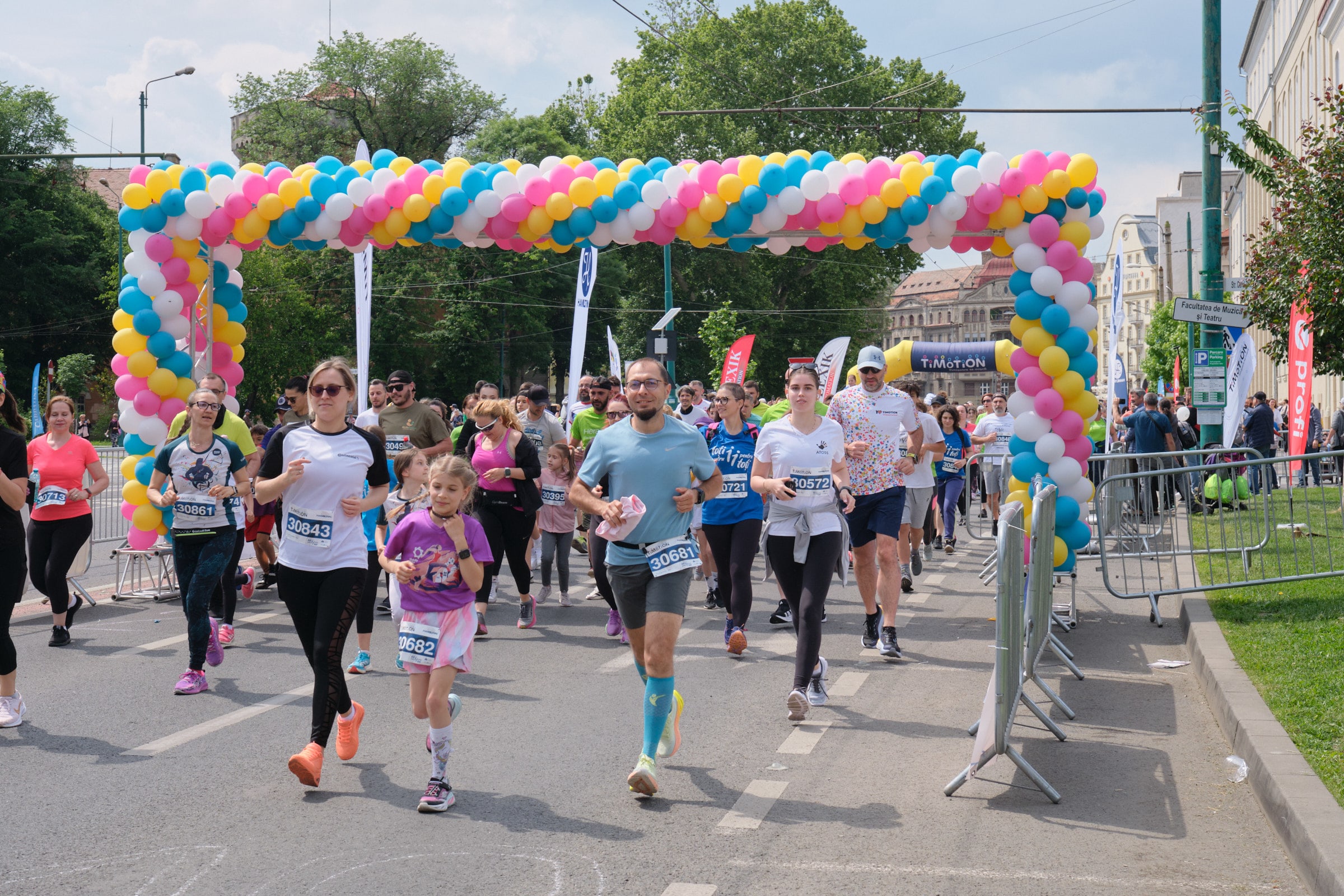Participanți alergând și pedalează în Parcul Civic din Timișoara