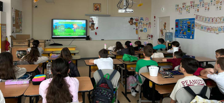 Elevi participând la activități de reciclare în școală