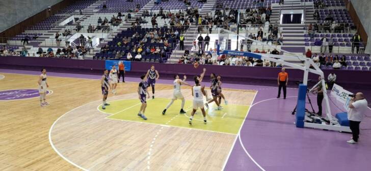 Jucători de baschet ai SCM Politehnica Timișoara în timpul meciului