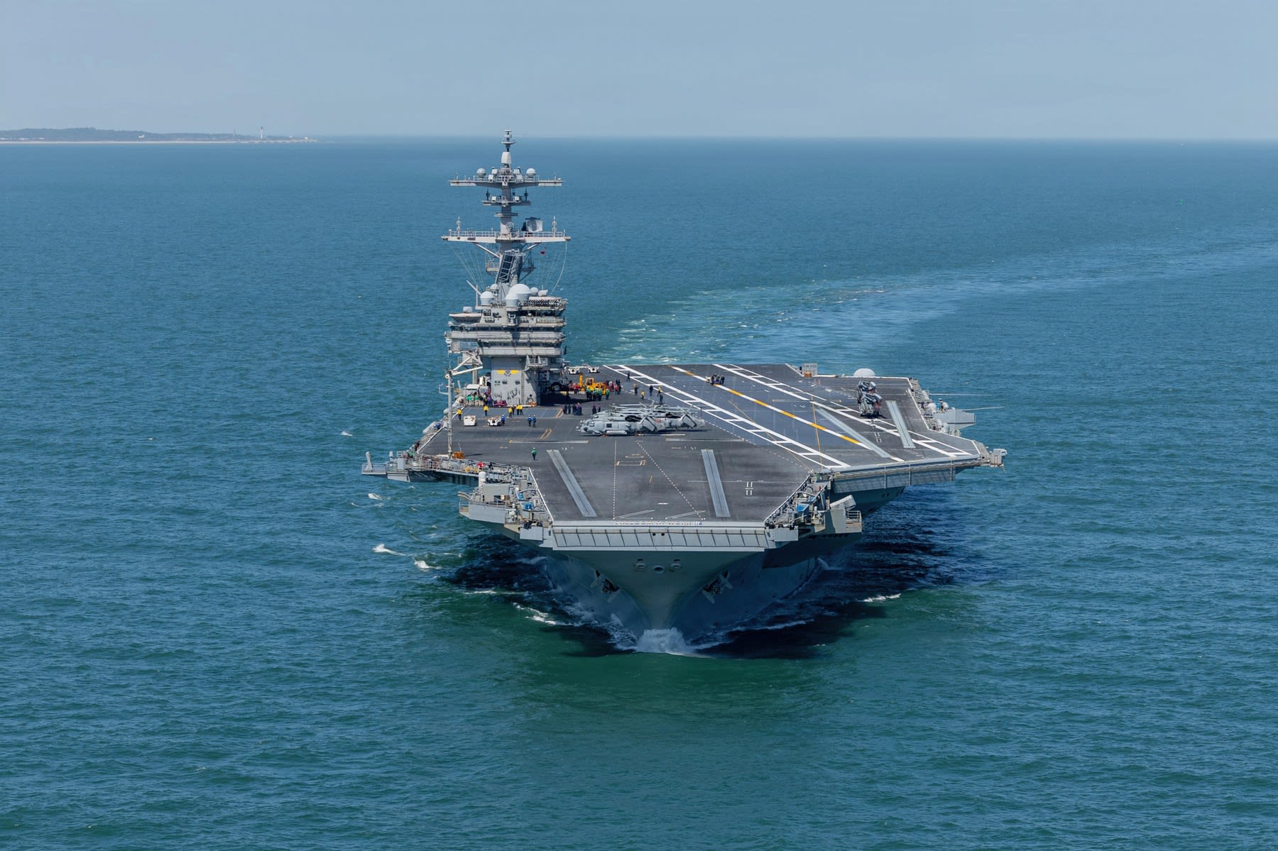 Portavionul USS George H.W. Bush în Golful Oman Portavionul USS George H.W. Bush în Golful Oman