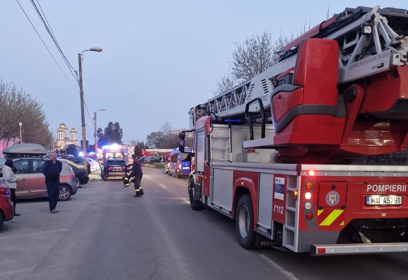 Pompieri intervenind la incendiu în cartierul Henri Coandă, Constanța