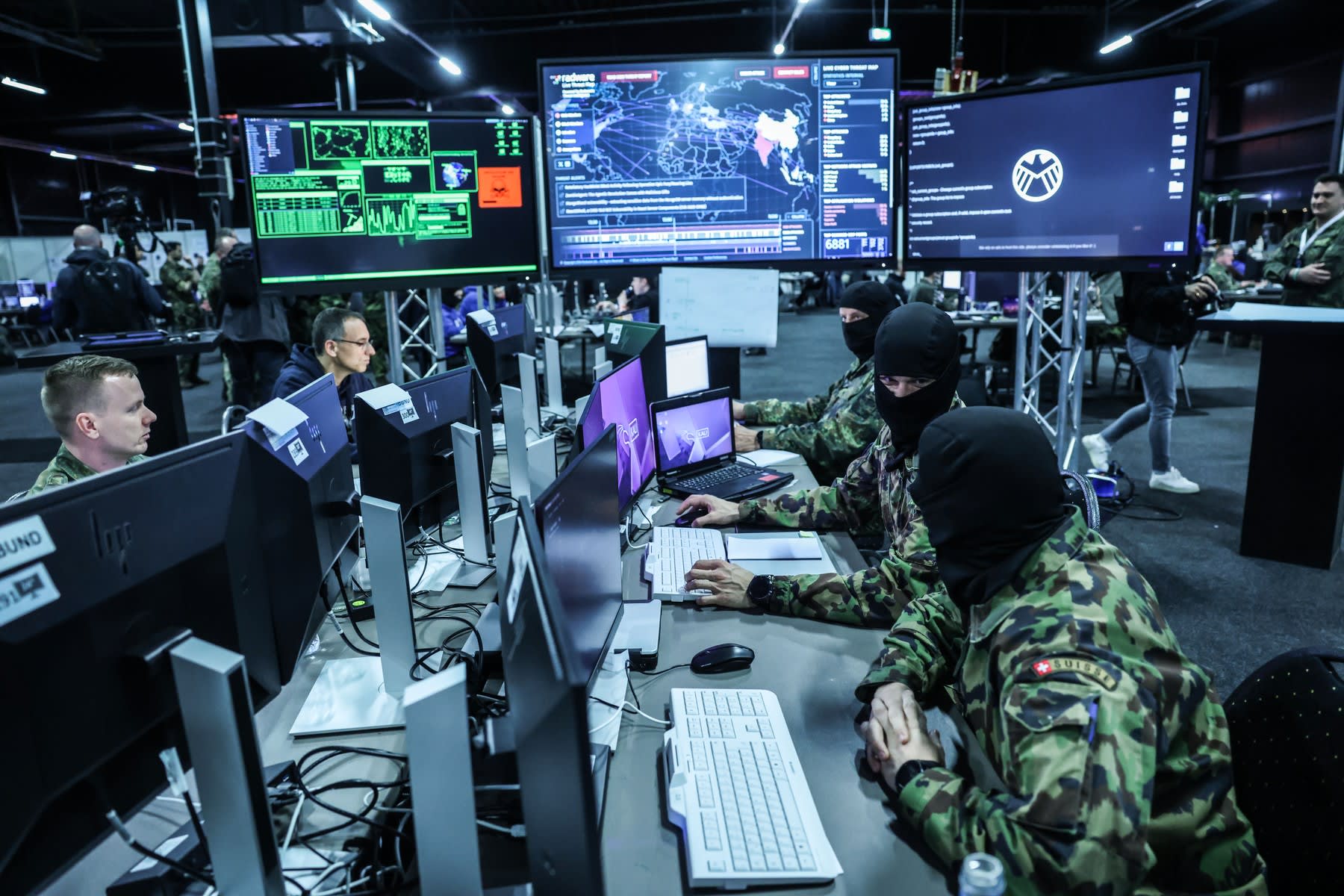 Ofițeri militari români în acțiune în timpul unui exercițiu cibernetic Ofițeri militari români în acțiune în timpul unui exercițiu cibernetic