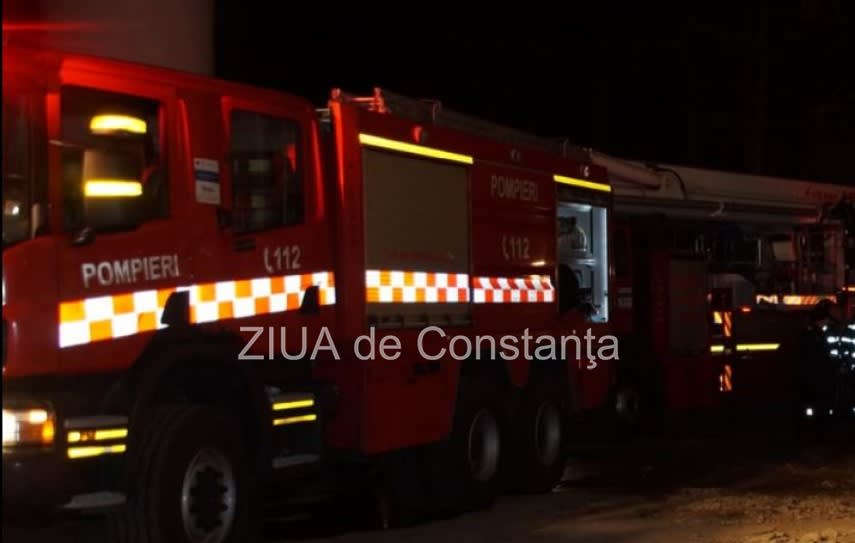 Pompieri în acțiune la un incendiu într-un bloc din Constanța