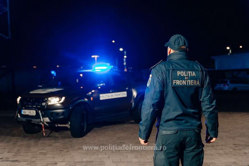 Polițiști de frontieră verificând documente la granița României