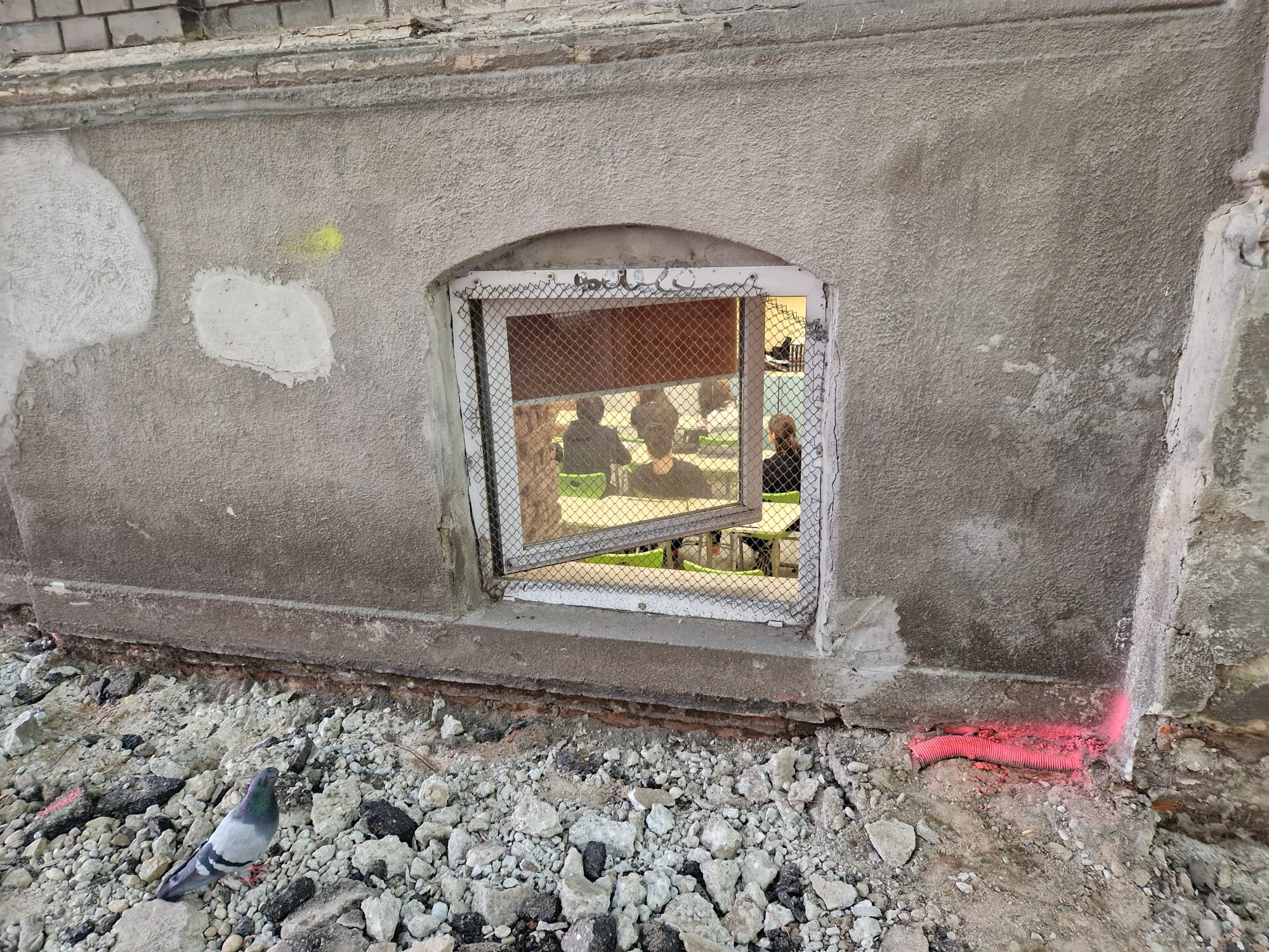 Elevi în clasă la subsolul liceului William Shakespeare, cu șantier la geam