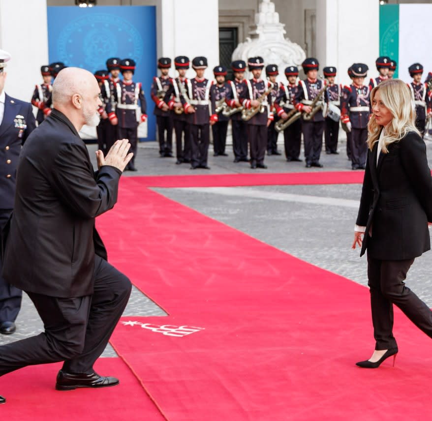 Premierul Albaniei a îngenuncheat în fața șefei Guvernului italian Giorgia Meloni