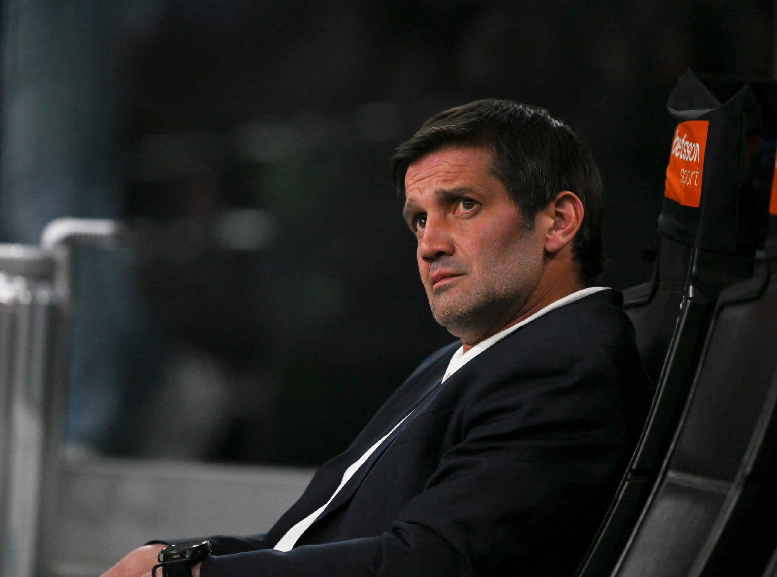 Cristi Chivu în conferință de presă, gest dur și expresie hotărâtă Cristi Chivu în conferință de presă, gest dur și expresie hotărâtă