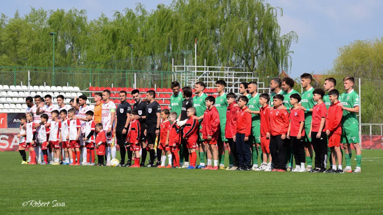 Jucători de fotbal în acțiune pe terenul de fotbal din România