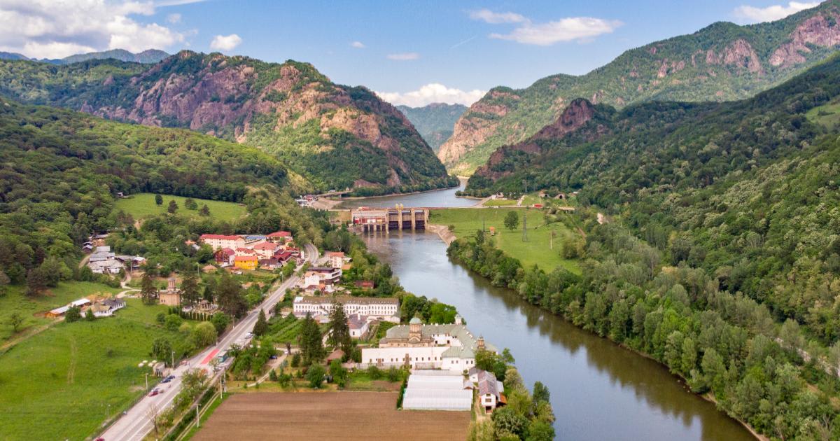 Familii în sat din județul Vâlcea, peisaj rural, oameni în mișcare Familii în sat din județul Vâlcea, peisaj rural, oameni în mișcare