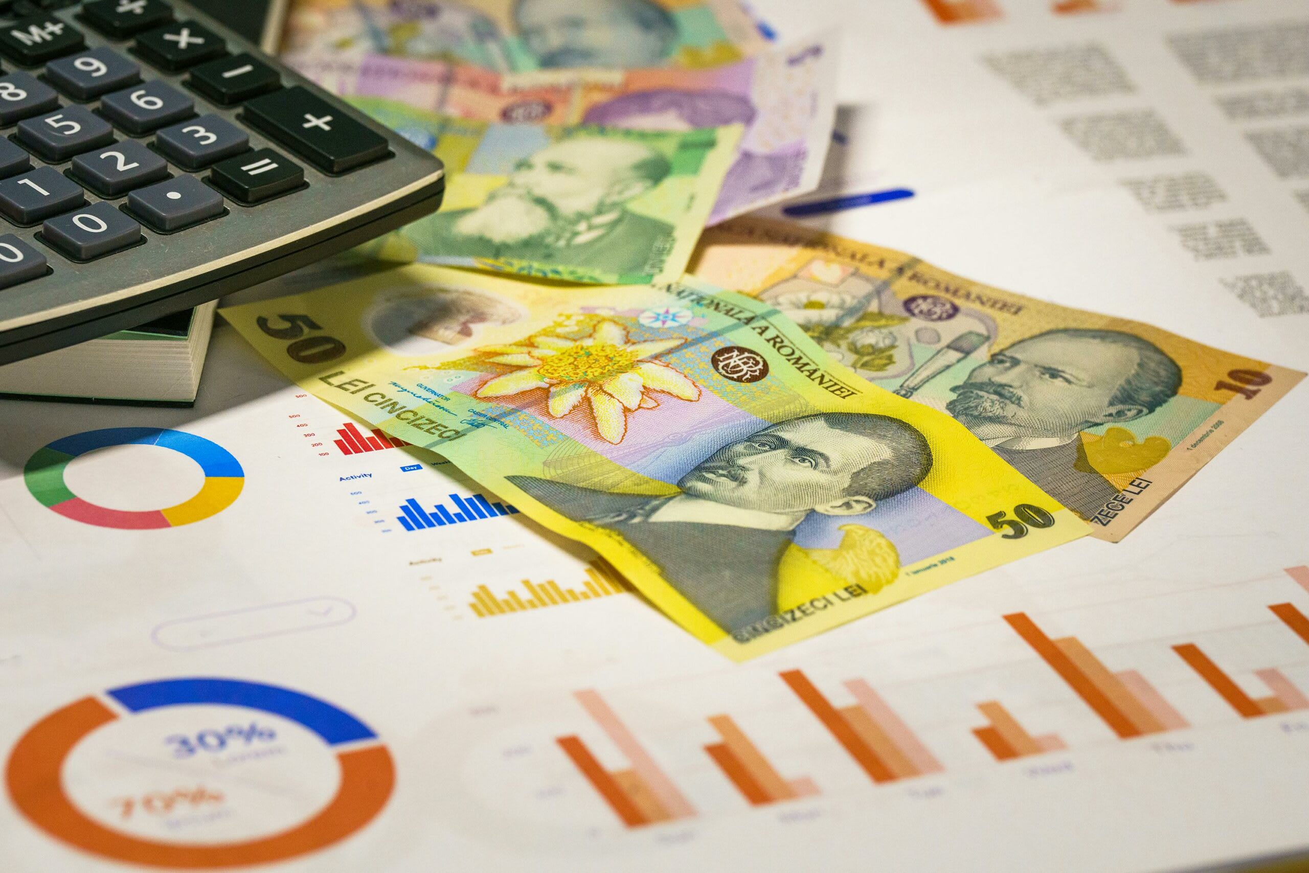 România intră în recesiune tehnică și are prognoze economice revizuite în scădere