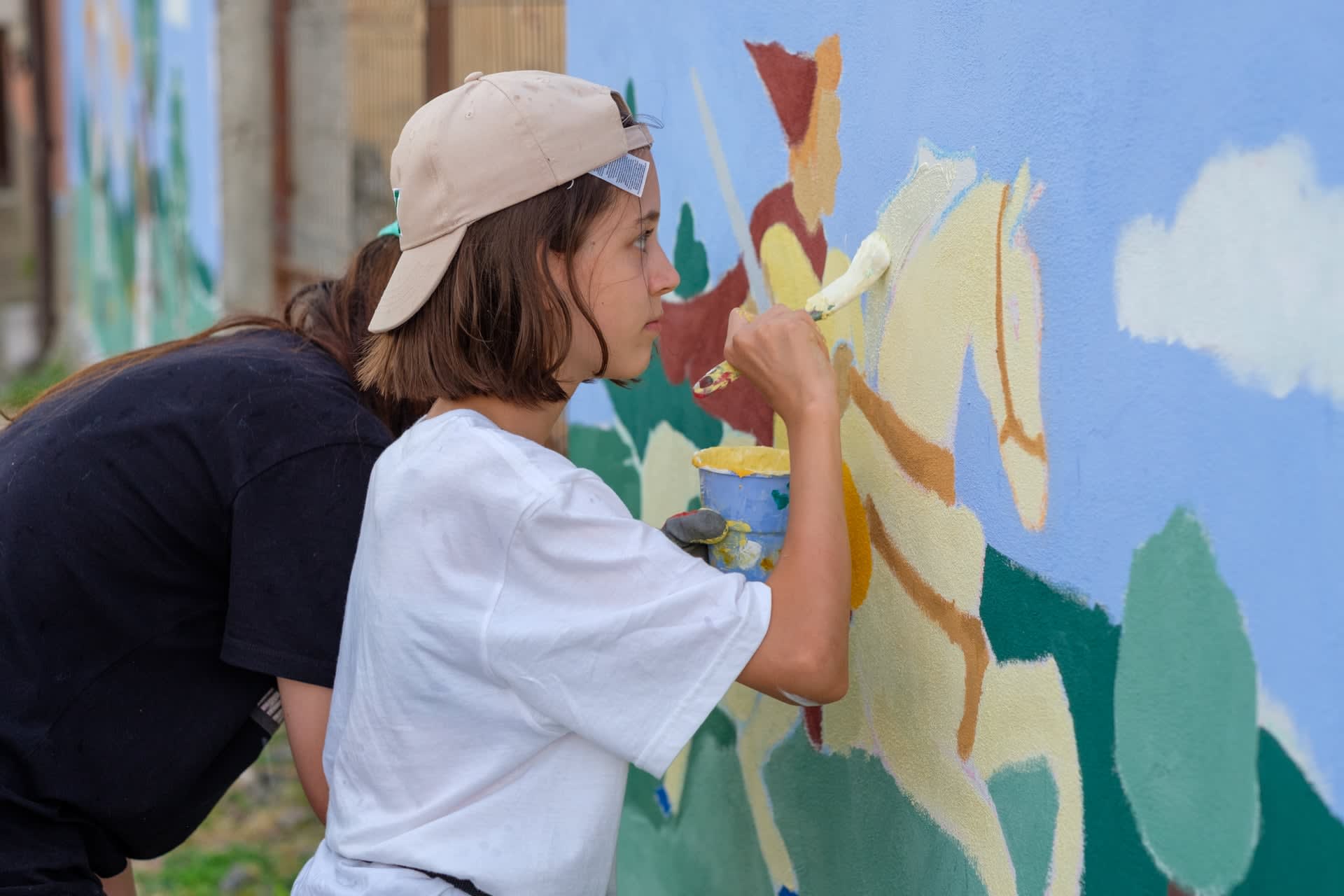 Voluntari renovând case tradiționale în satul Macedonia, Timiș