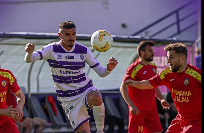 Jucători de fotbal în acțiune pe terenul de fotbal din Timișoara