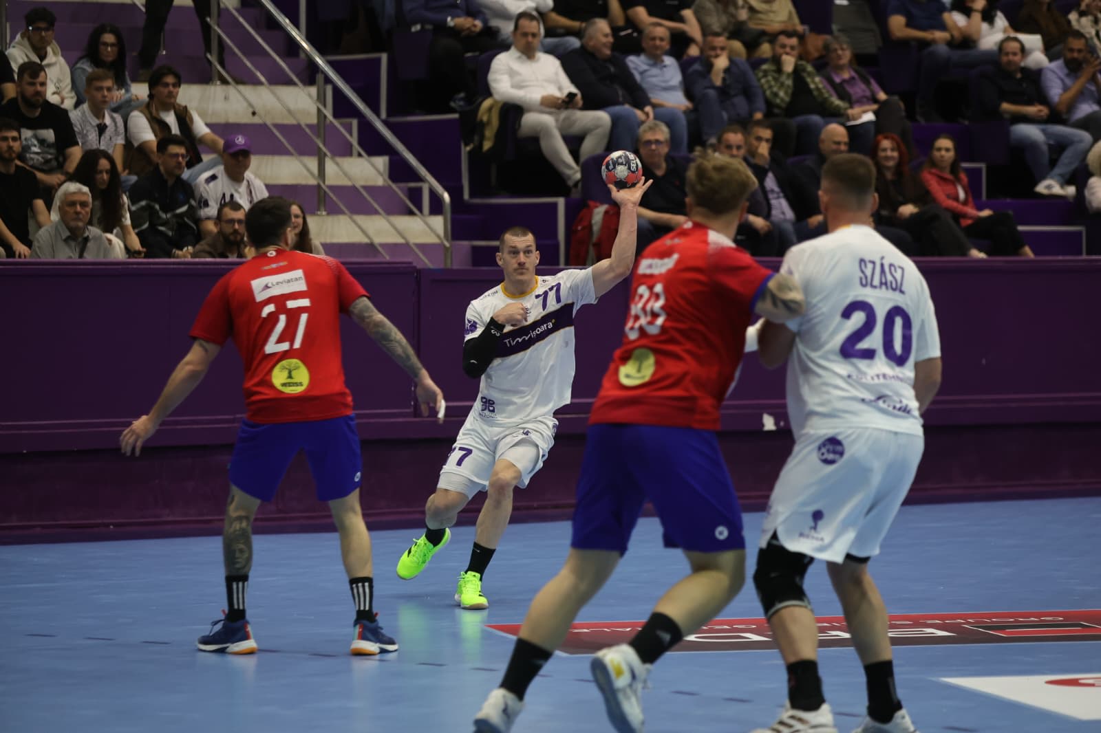 Jucători de handbal în acțiune în sala din Timișoara