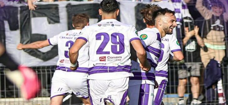 Jucători Politehnica Timișoara în acțiune pe teren propriu