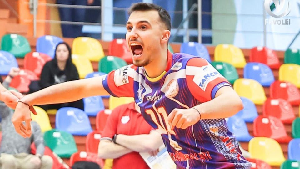 Jucători de volei în acțiune pe terenul din Galați Jucători de volei în acțiune pe terenul din Galați