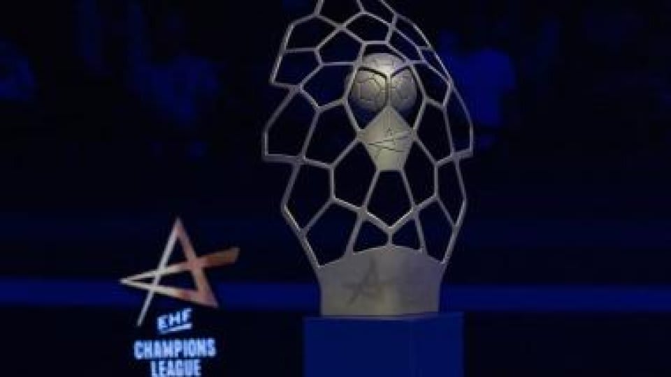 Jucătoare de handbal în acțiune pe teren Jucătoare de handbal în acțiune pe teren