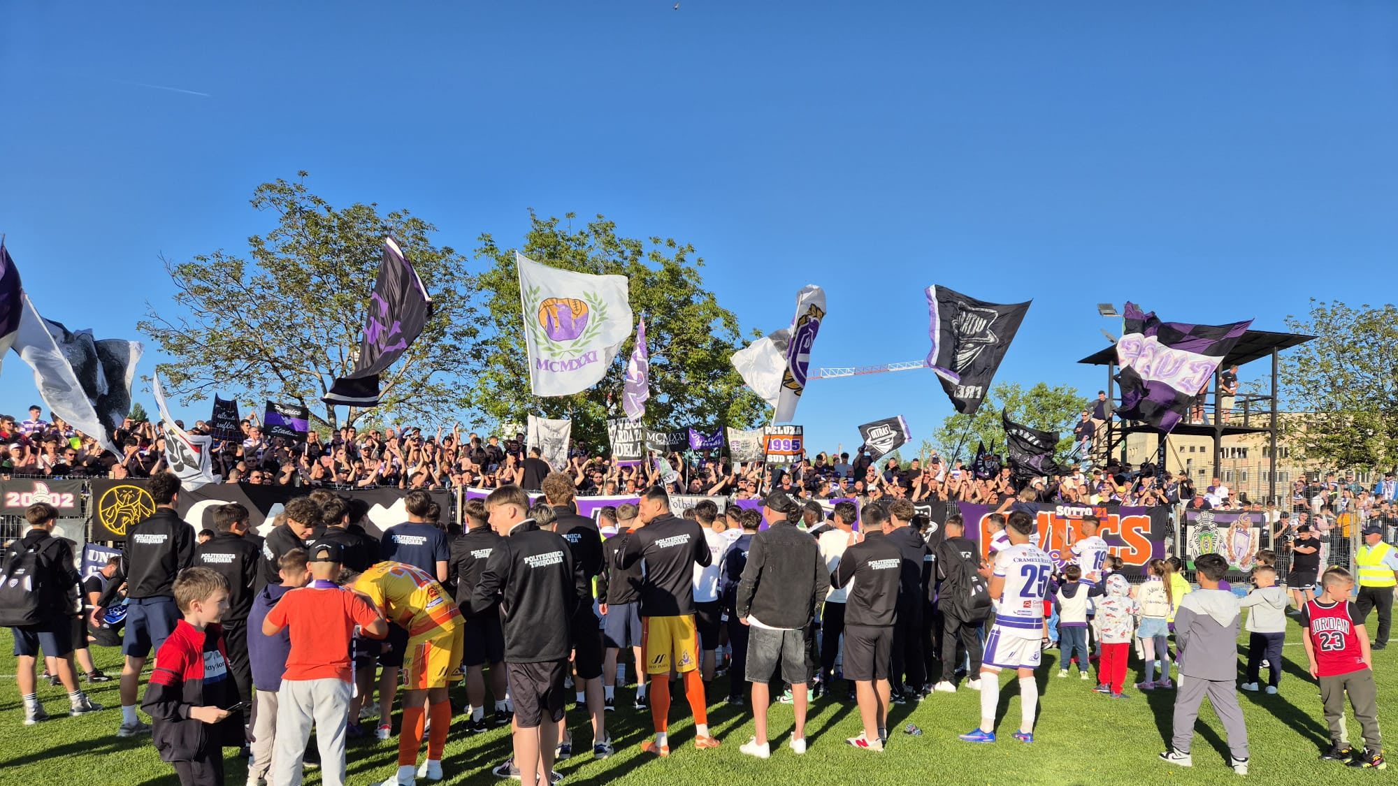 Jucători Poli Timișoara sărbătorind victoria pe stadionul Electrica