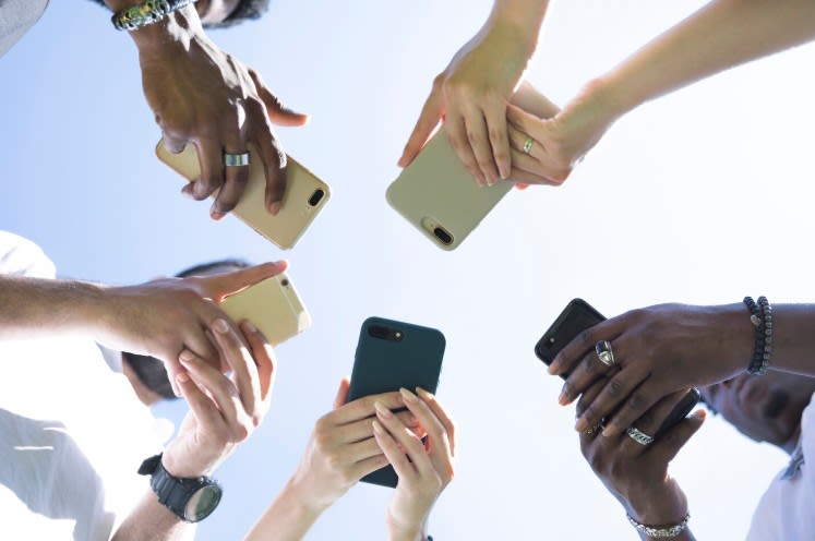 Telefon mobil cu baterie detașabil și ecran modern