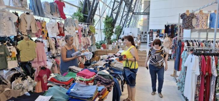 Stand expozițional cu produse textile și artizanale la Salonul Industriei Ușoare din Timișoara