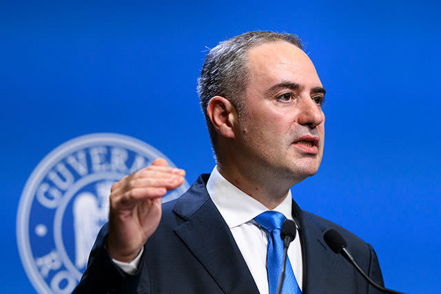 Alexandru Nazare, ministrul Finanțelor, în timpul unui interviu Alexandru Nazare, ministrul Finanțelor, în timpul unui interviu