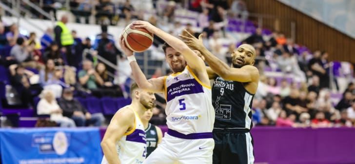 Jucători de baschet SCM Politehnica Timișoara în timpul meciului