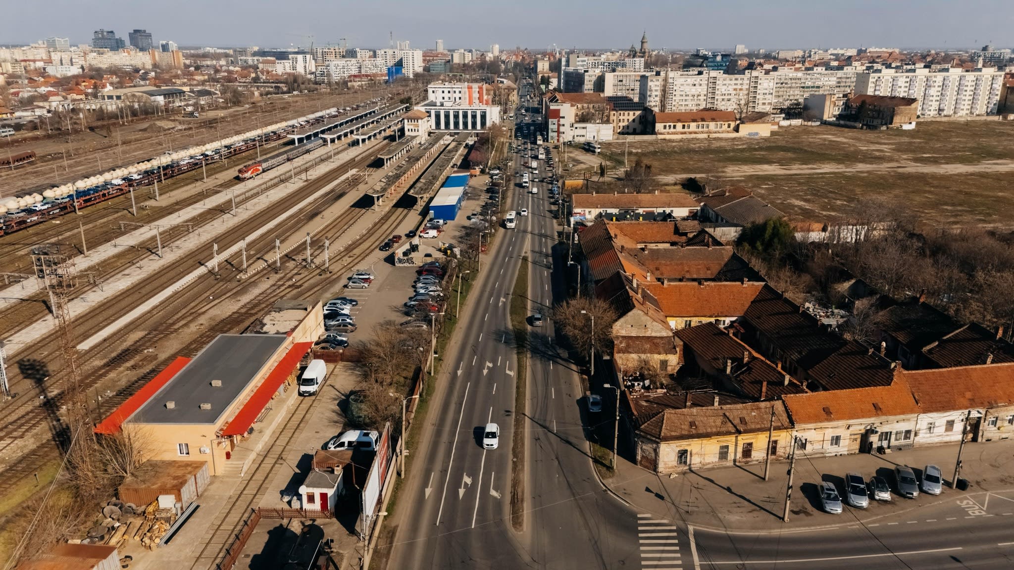 Tramvai modern în centrul Timișoarei, strada Gării în renovare