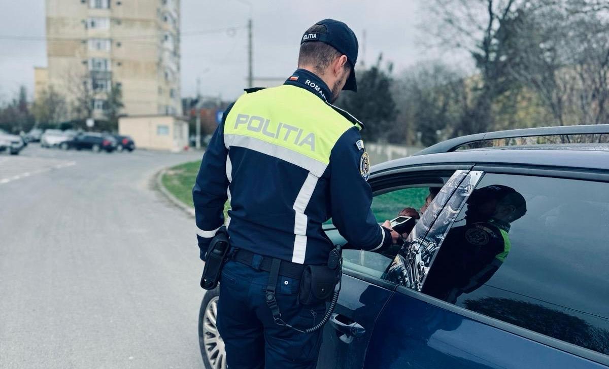 Polițiști constănțeni verificând autovehicule în trafic