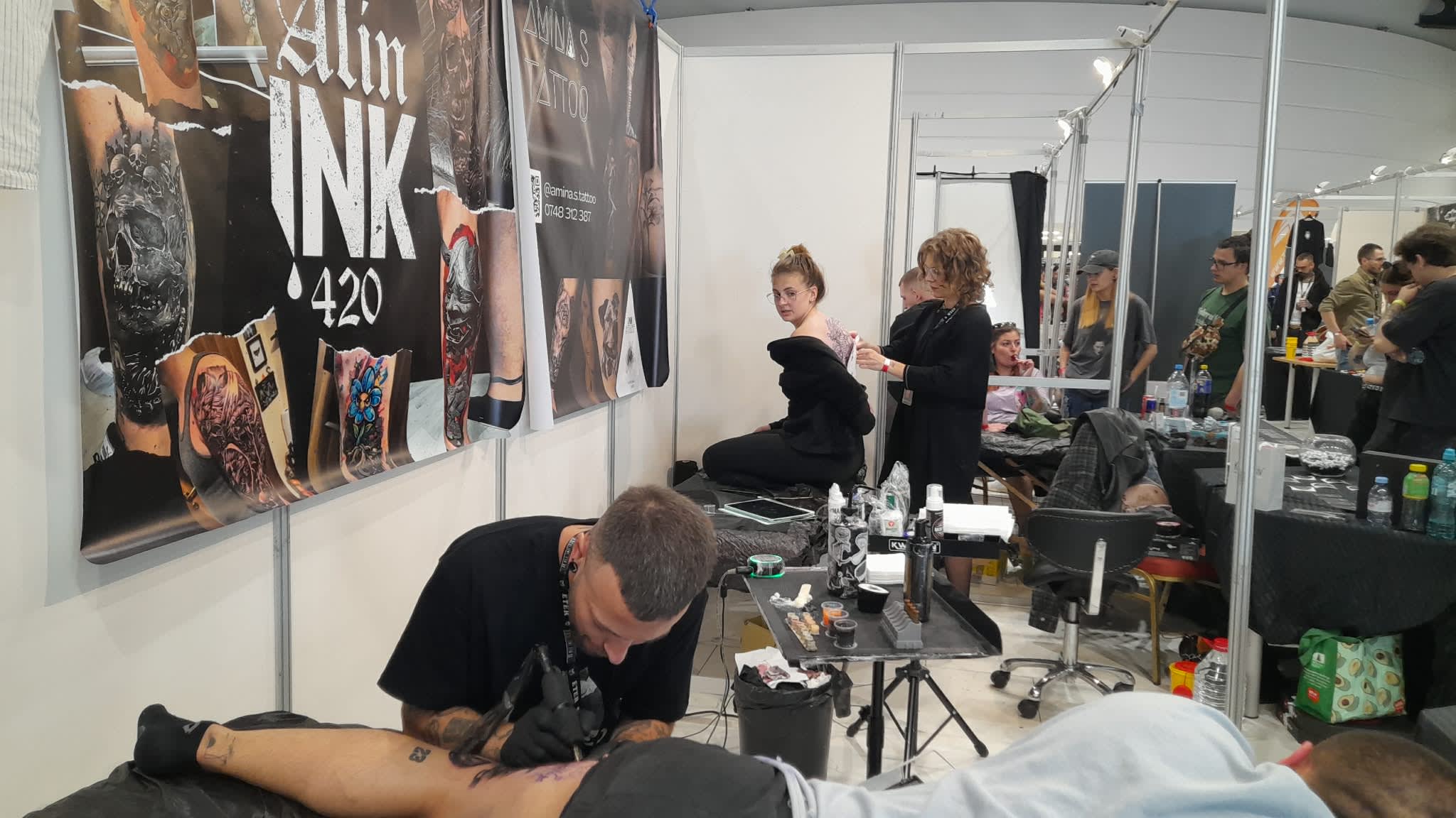 Artiști tatuatori în acțiune la Timișoara Tattoo Convention