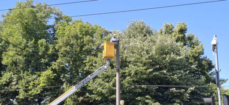 Reprezentanți Enel și PPC Energie în timpul lucrărilor de modernizare a rețelei electrice