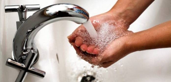 Echipă de muncitori Aquatim în acțiune pe strada din Timișoara