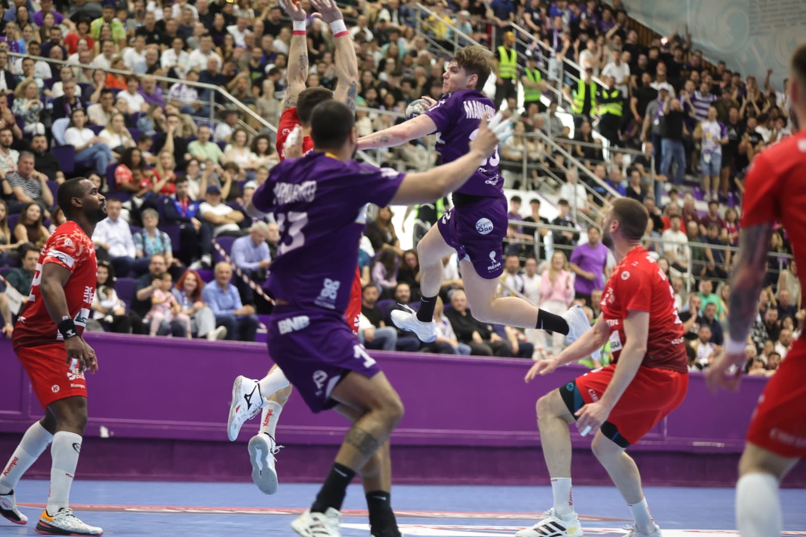 Spectatori huiduind oficiali în sala Constantin Jude, Timișoara