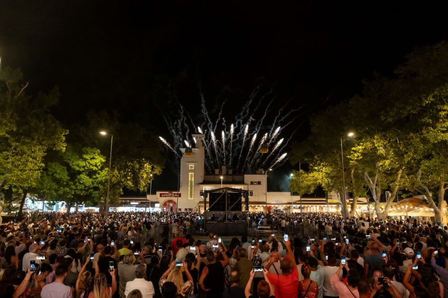 Concerte în aer liber în Mamaia, scena cu artiști și public