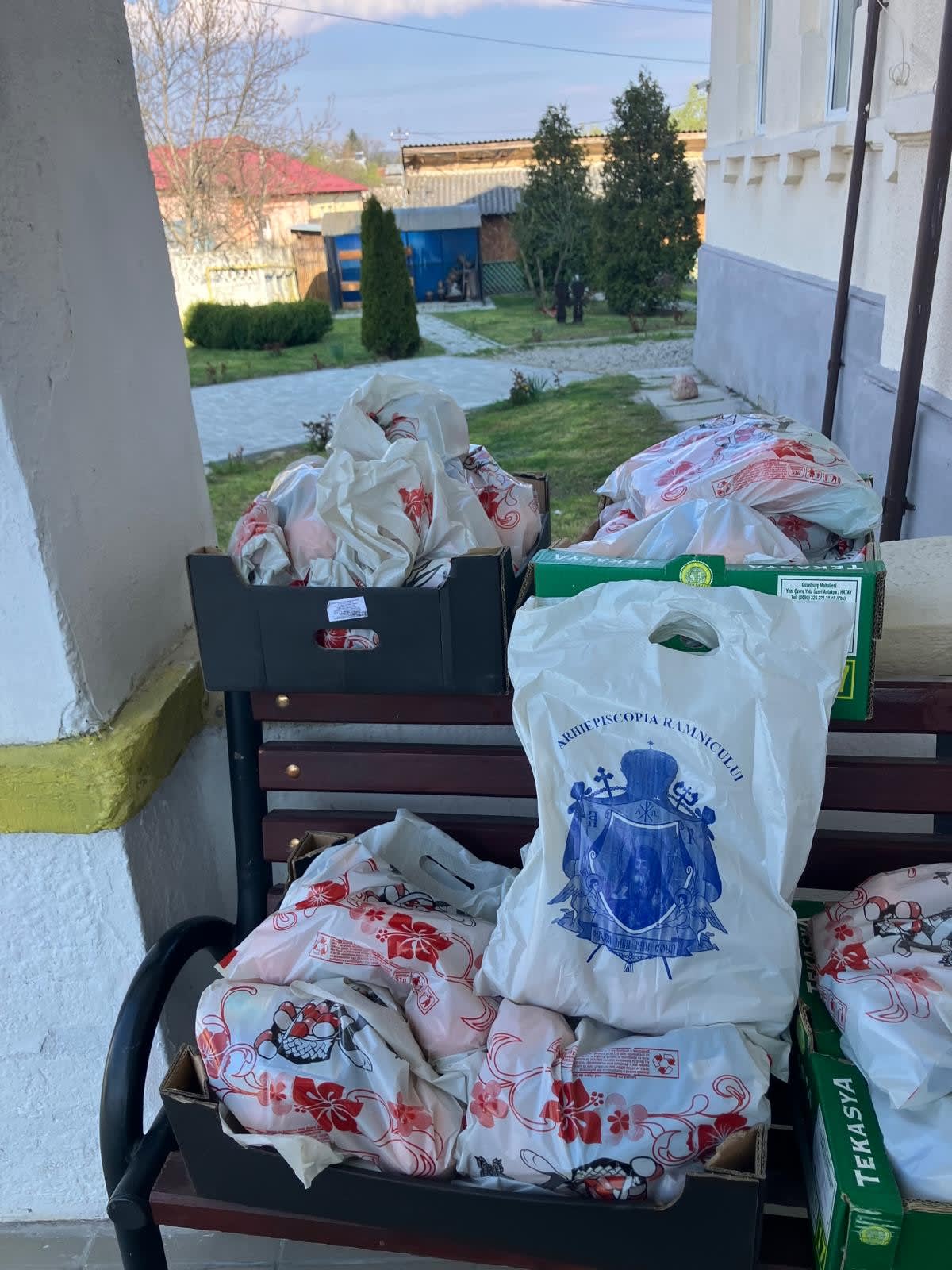Persoanele vârstnice din Zătreni primesc daruri de Paște din partea Protoieriei Horezu