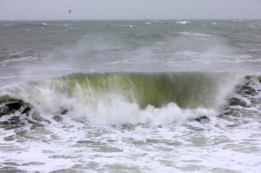 Vânt puternic și valuri la malul mării în Constanța