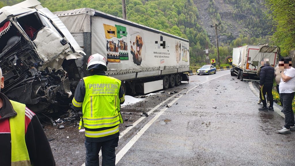 Accident grav pe DN7 la Brezoi: două camioane implicate și o persoană încarcerată