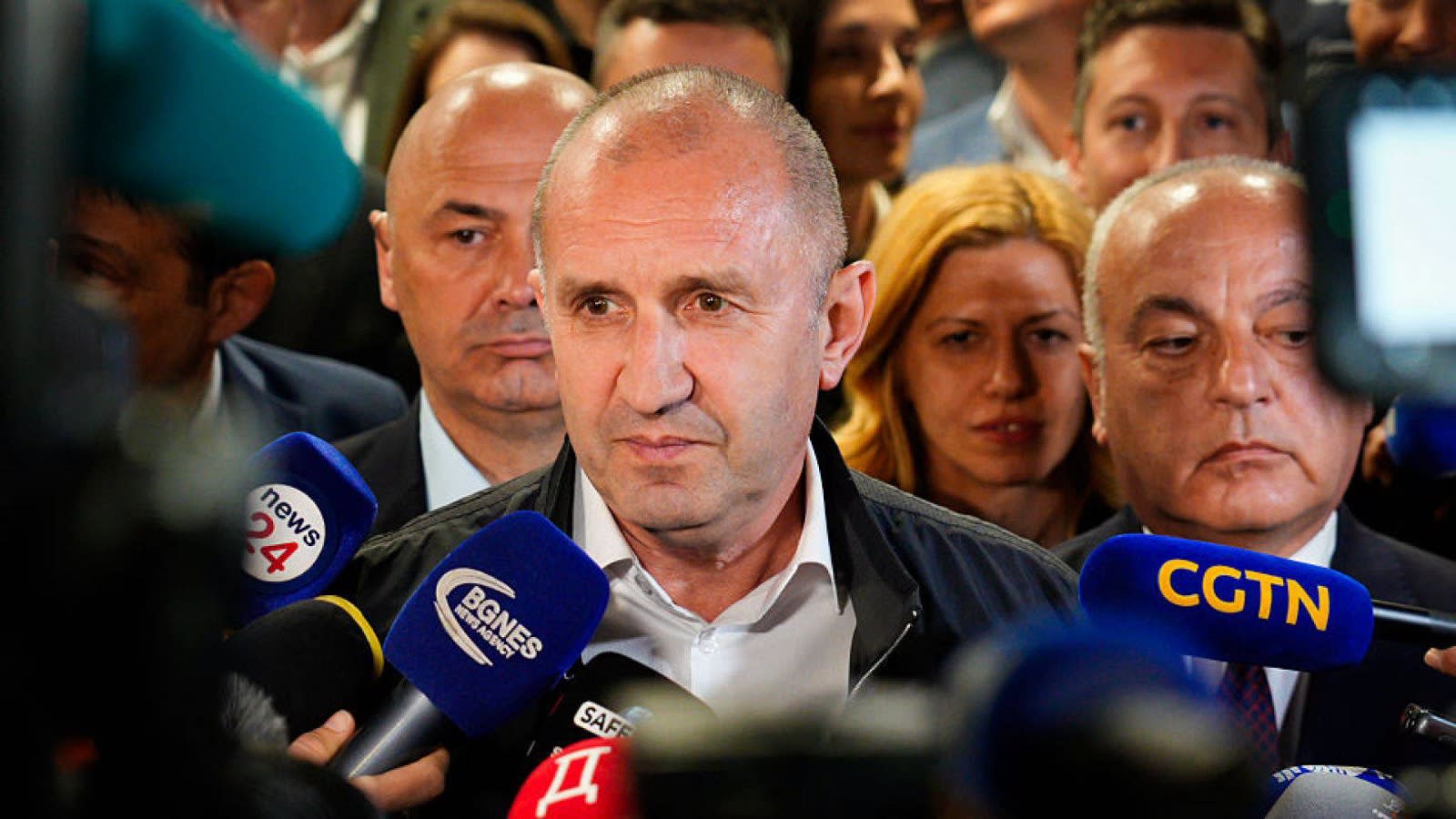 Politician bulgar în discurs, simboluri europene și rusești