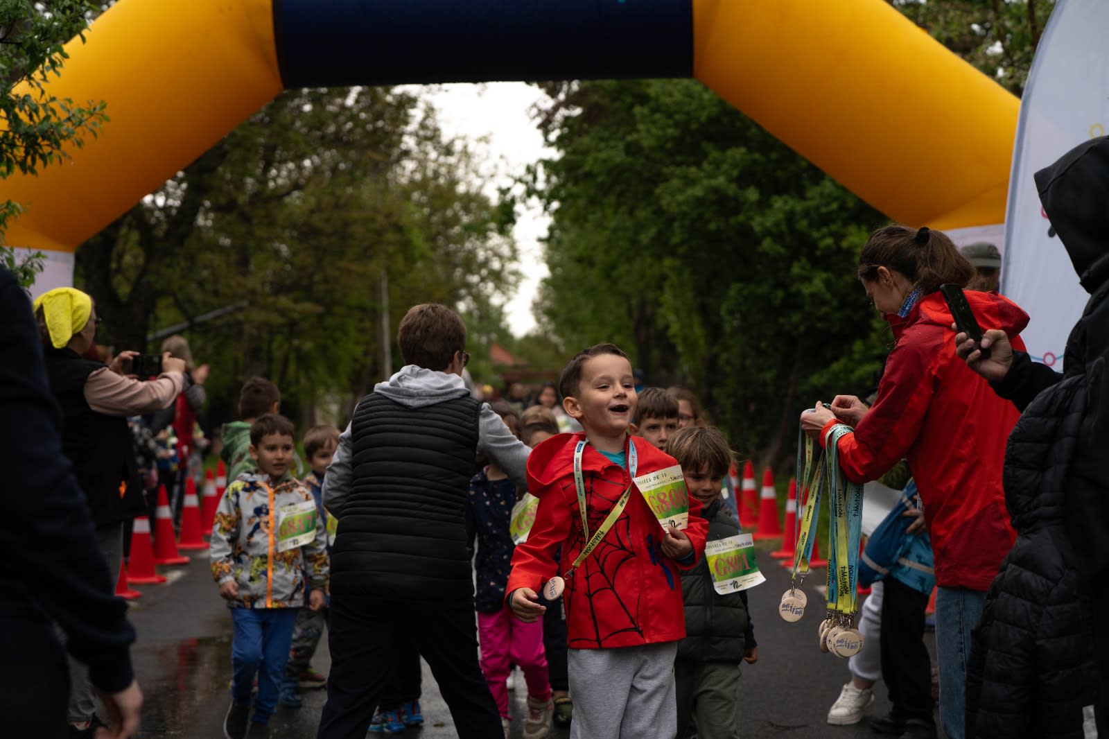 Copii alergând pe ploaie pentru salvarea terenului Mănușarul