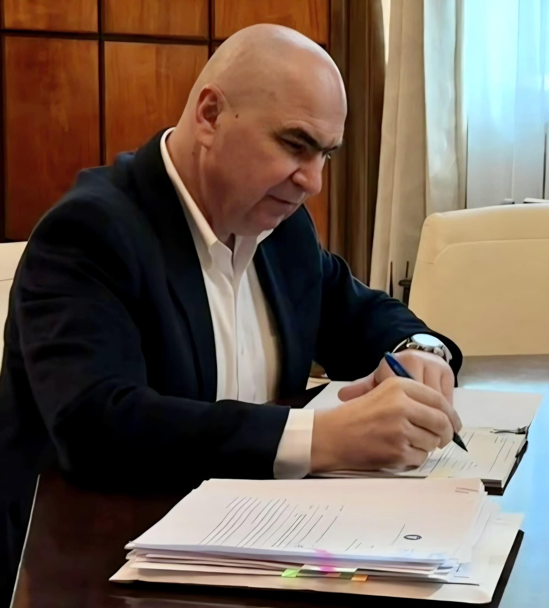 Ilie Bolojan în timpul declarațiilor, sediul PNL Modrogan Ilie Bolojan în timpul declarațiilor, sediul PNL Modrogan