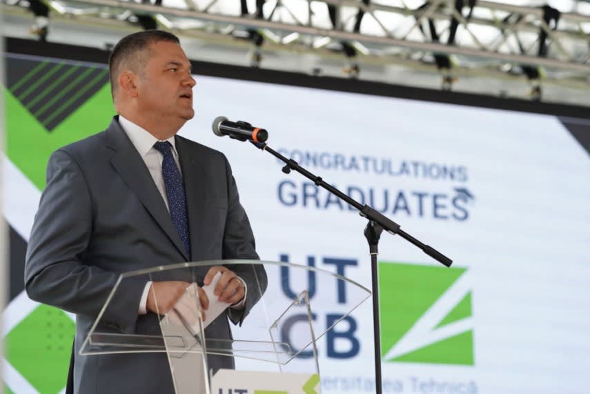 Ministrul Cseke Attila în discurs, în județul Hunedoara