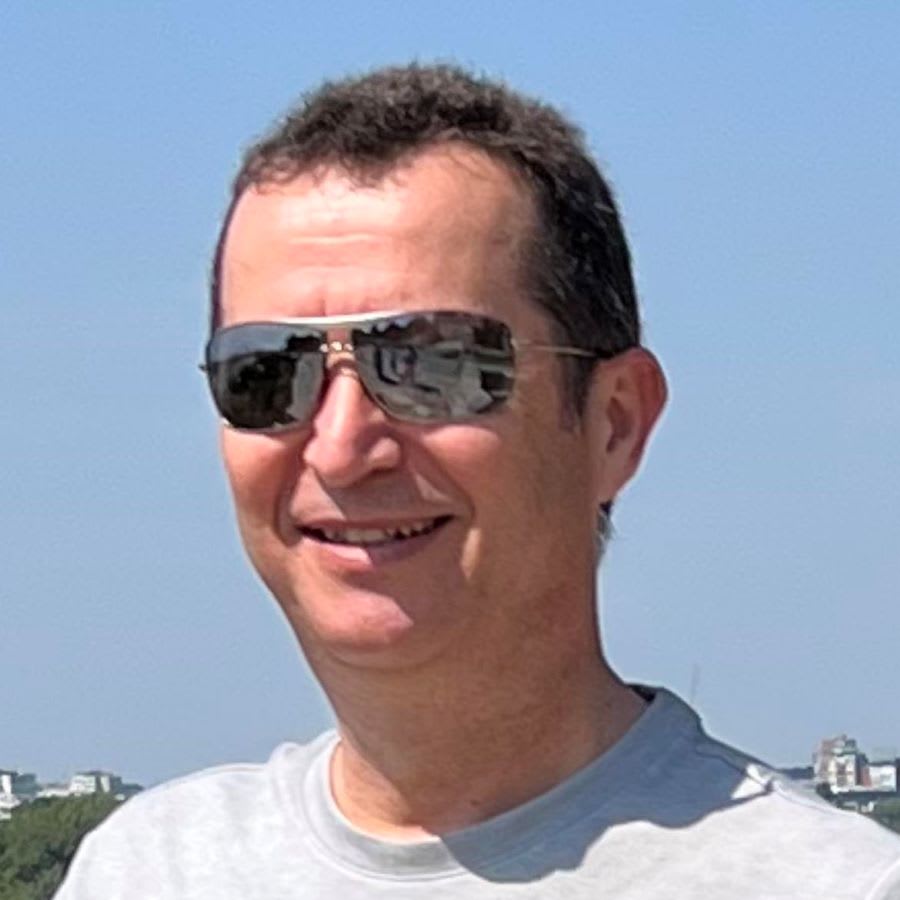 Cristian Bărhălescu în timpul discursului, în fața reprezentanților industriei turistice din România