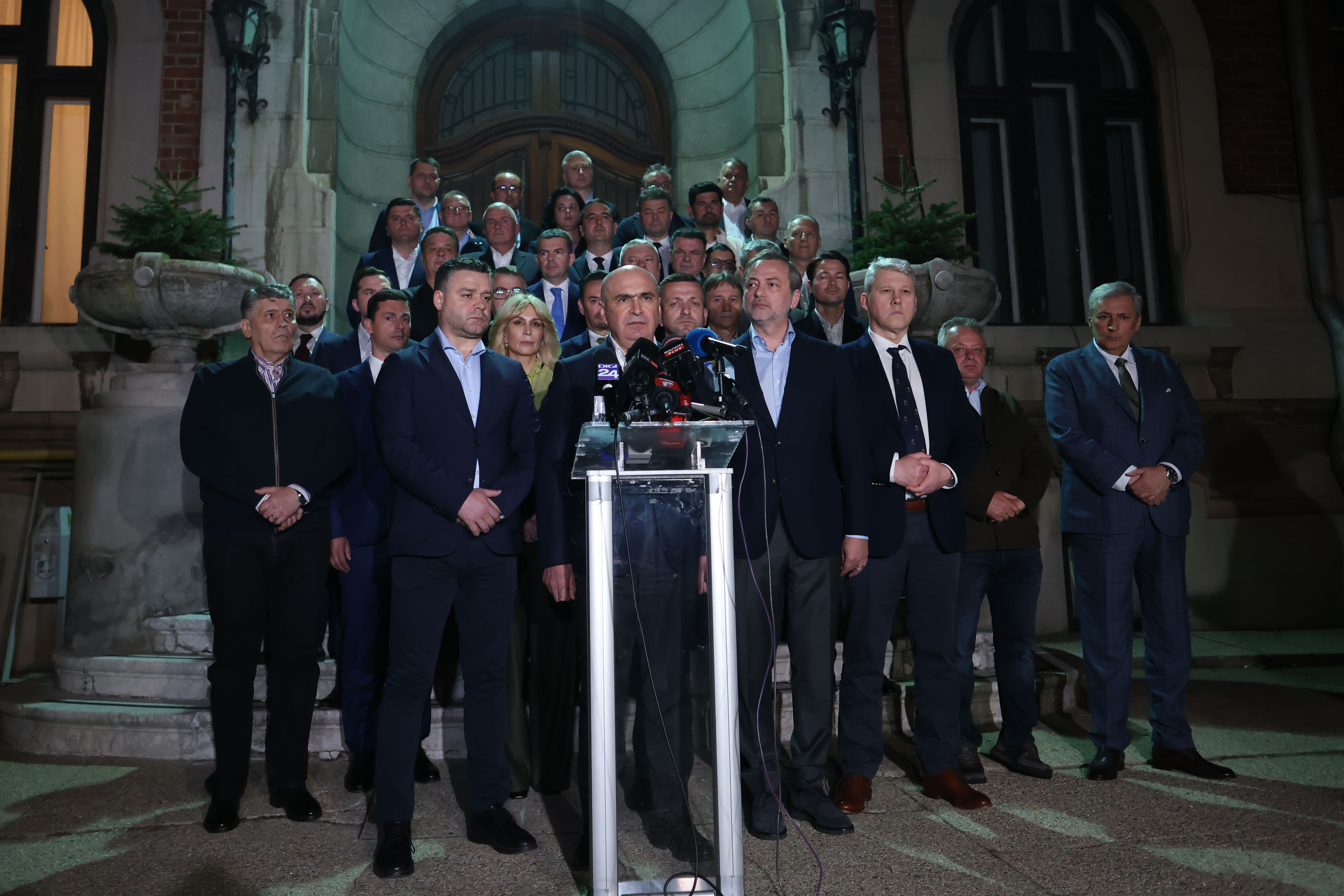 Politicieni în discuție în curtea PNL din Modrogan, București Politicieni în discuție în curtea PNL din Modrogan, București