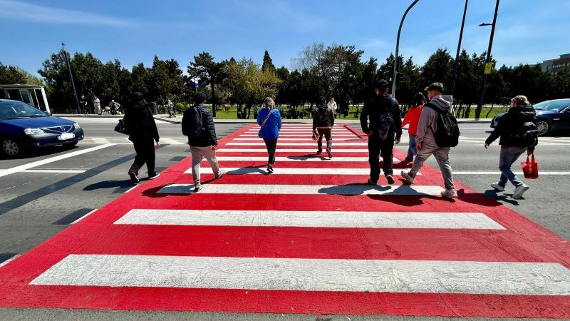 Semafor LED suspendat la trecerea de pietoni din Constanța