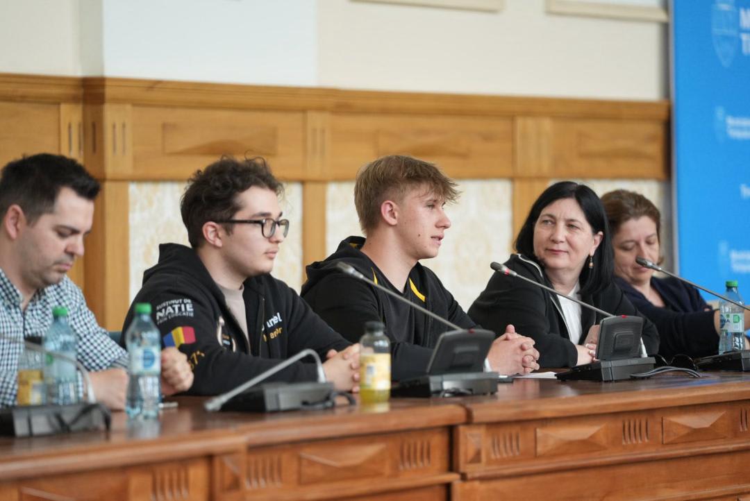 Tineri echipe de robotică în sala de proiecte din Timișoara