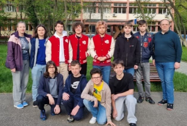 Elevi români primind medalii de aur la competiție internațională de informatică
