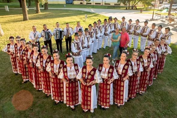Ansamblul Cununa Timișului în timpul unei reprezentații tradiționale