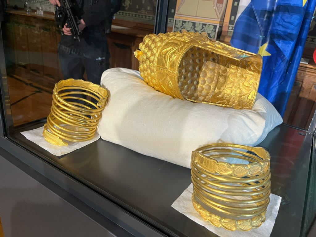 Coiful de la Coțofenești și brățări dacice expuse la MNIR în Constanța