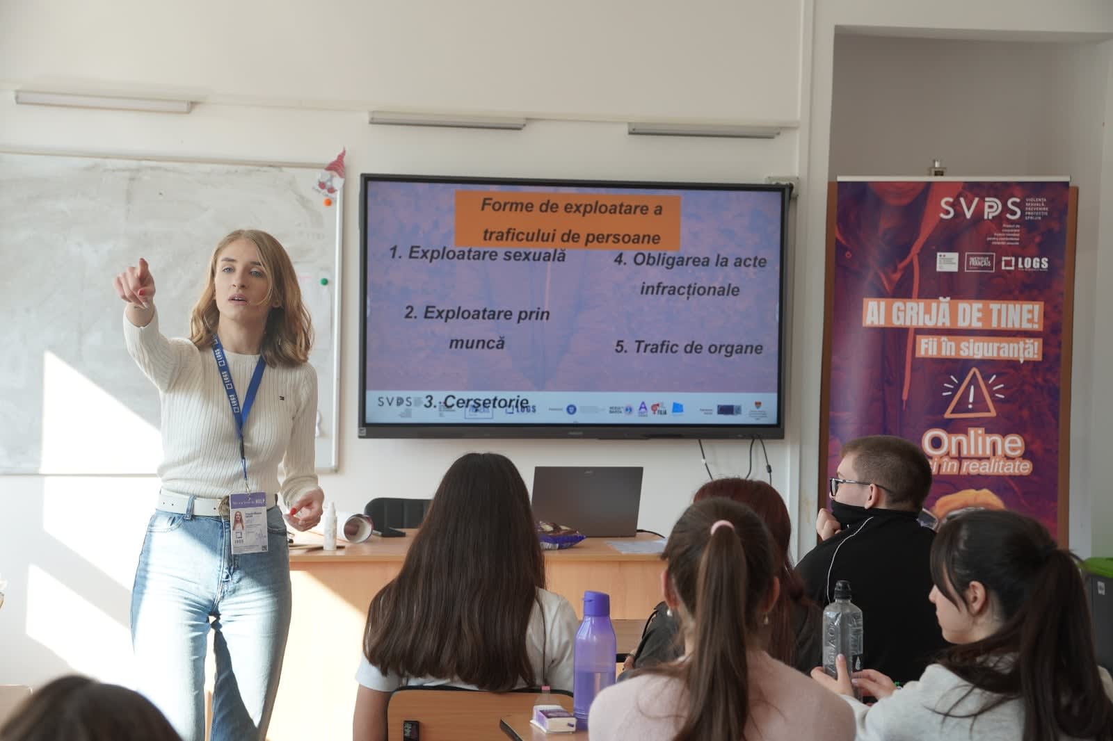 Elevi participând la sesiuni de informare despre siguranța online în Timiș